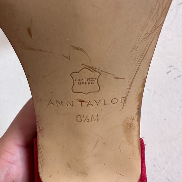 Red suede pump with bow detail - Picture 3 of 3